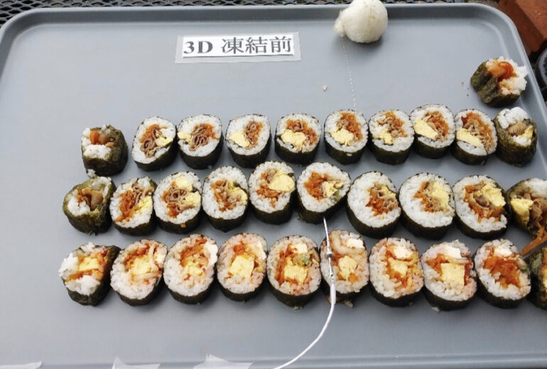 トレーに並べられた冷凍前のキンパ