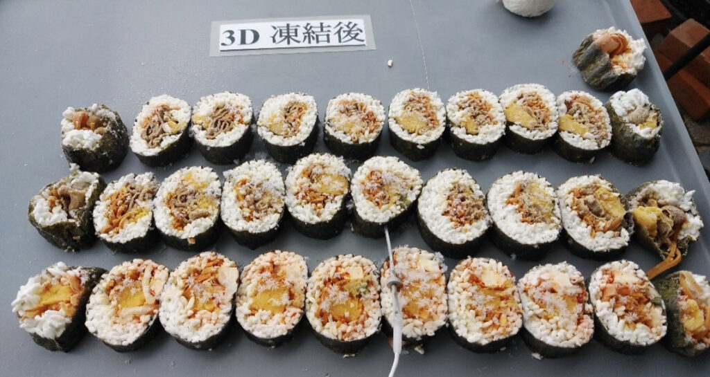 トレーに並べられた冷凍後のキンパ