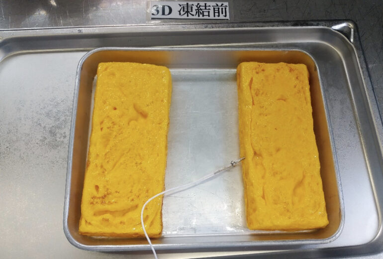 トレーに載せられた２本の冷凍前の厚焼き卵