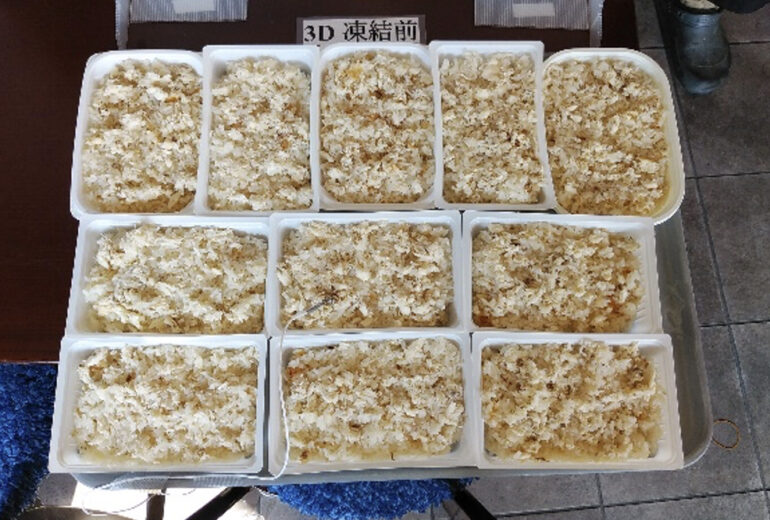 トレーに満タンに敷き詰められた炊き込みご飯パック（冷凍前）