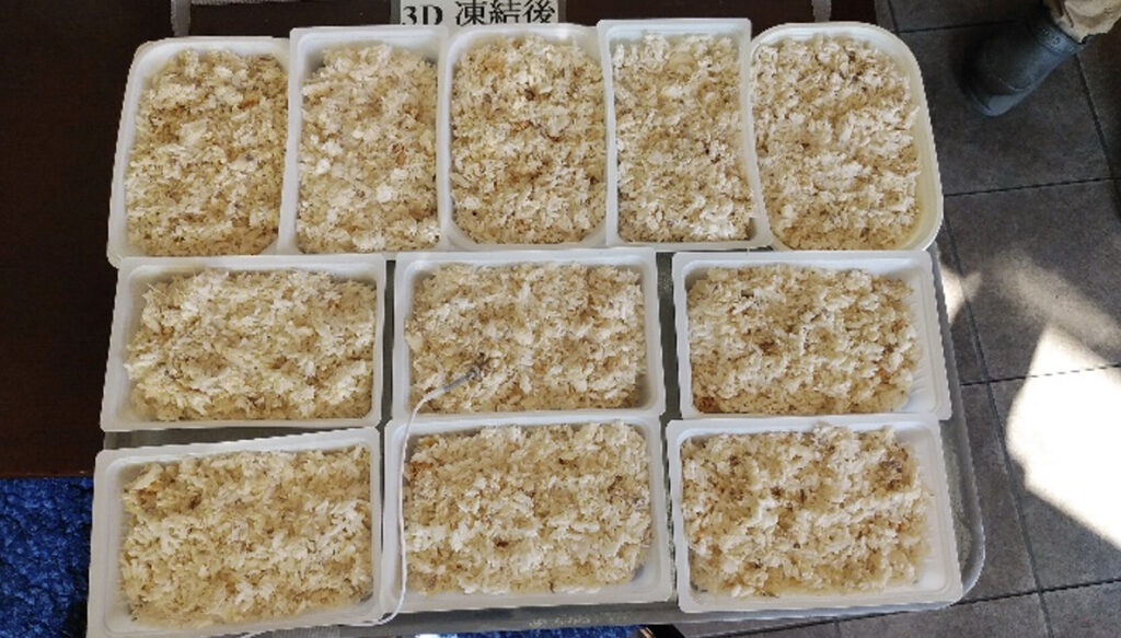 トレーに満タンに敷き詰められた炊き込みご飯パック（冷凍後）