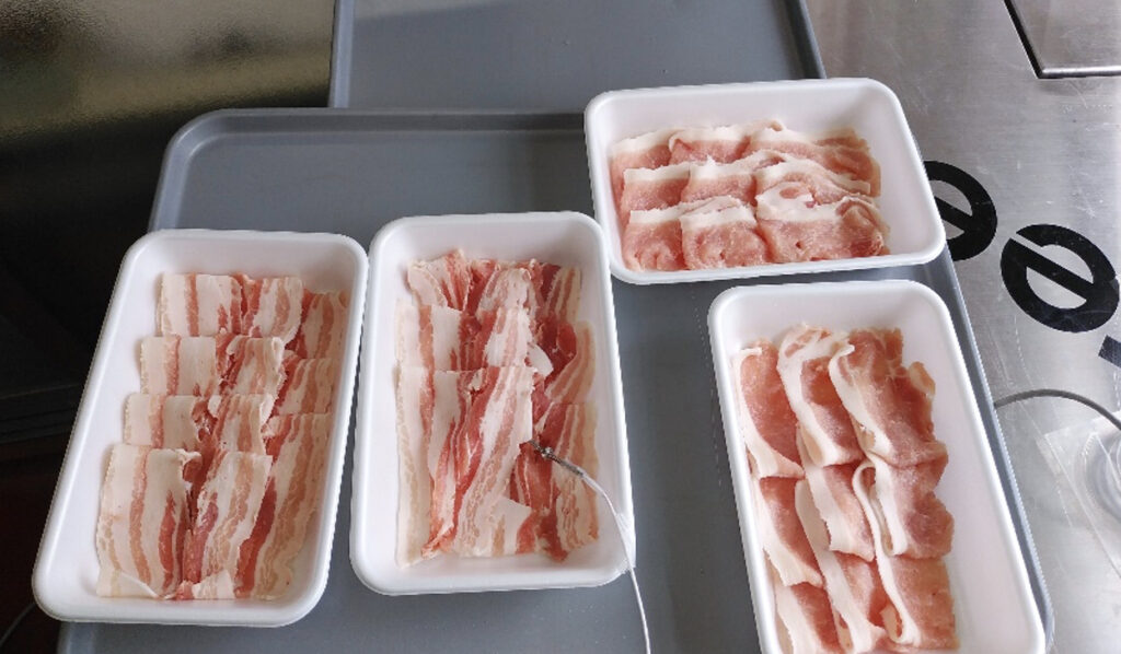 トレーに入ったブランド豚スライス（冷凍前）