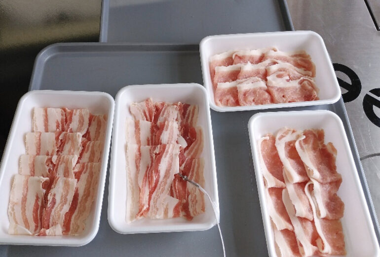 トレーに入ったブランド豚スライス（冷凍前）