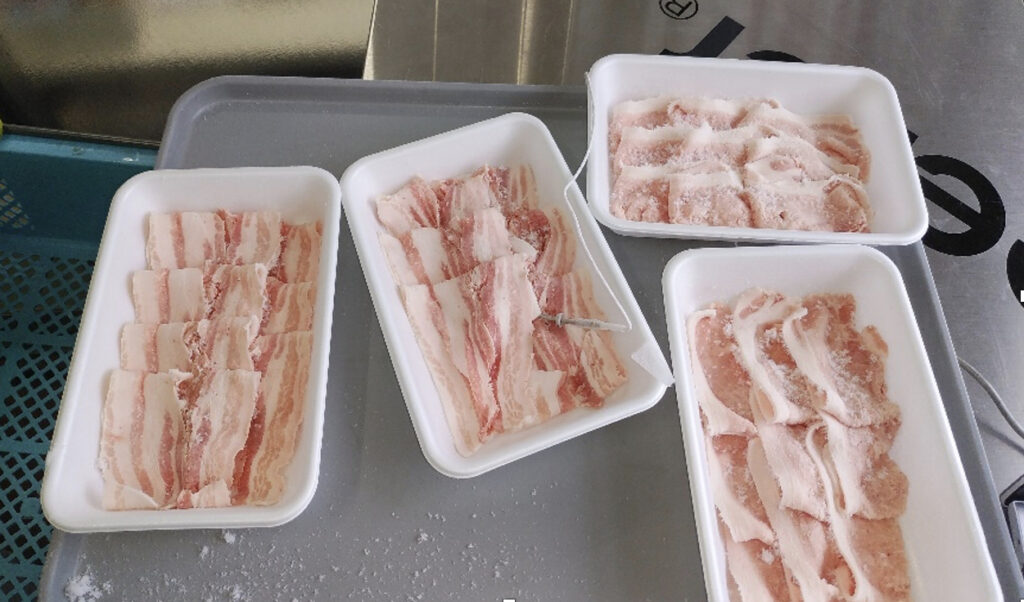 トレーに入ったブランド豚スライス（冷凍後）