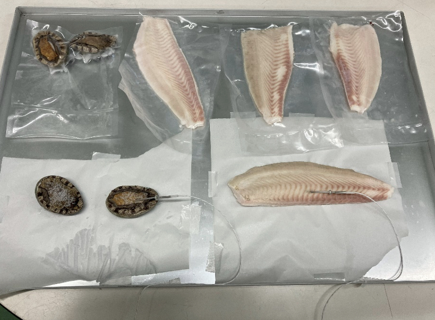 トレーに載せられた急速冷凍後のあわびとひらめ