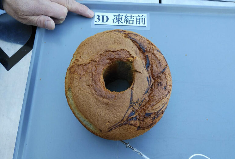 トレーの上に載せられたシフォンケーキ