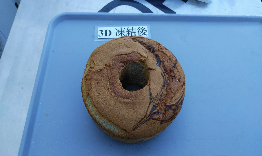 トレーの上に載せられた急速冷凍後のシフォンケーキ