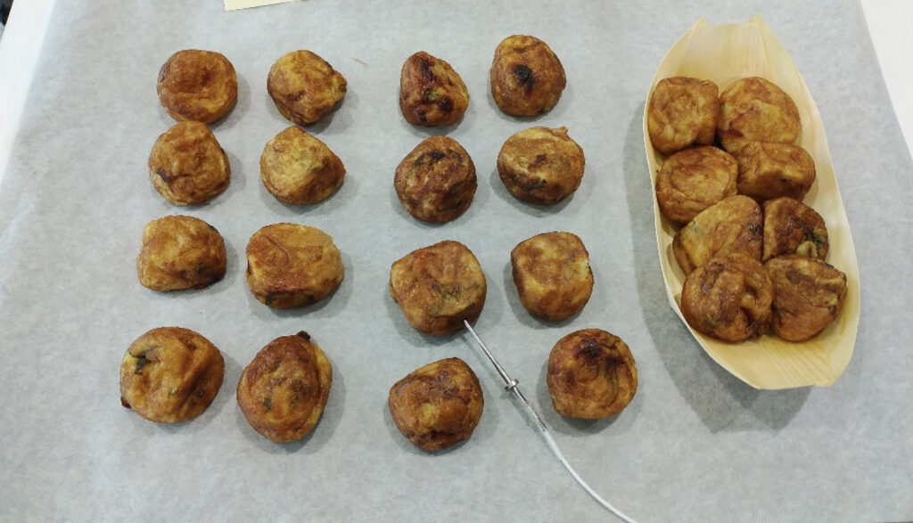 トレーの上に置かれたたくさんの出来立てのたこ焼き