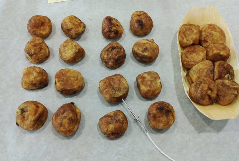 トレーの上に置かれたたくさんの出来立てのたこ焼き