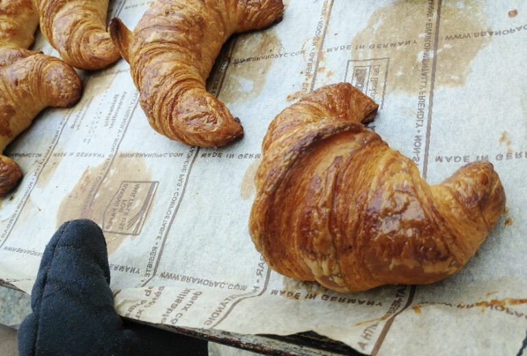 トレーの上に載せられた焼成後のクロワッサン