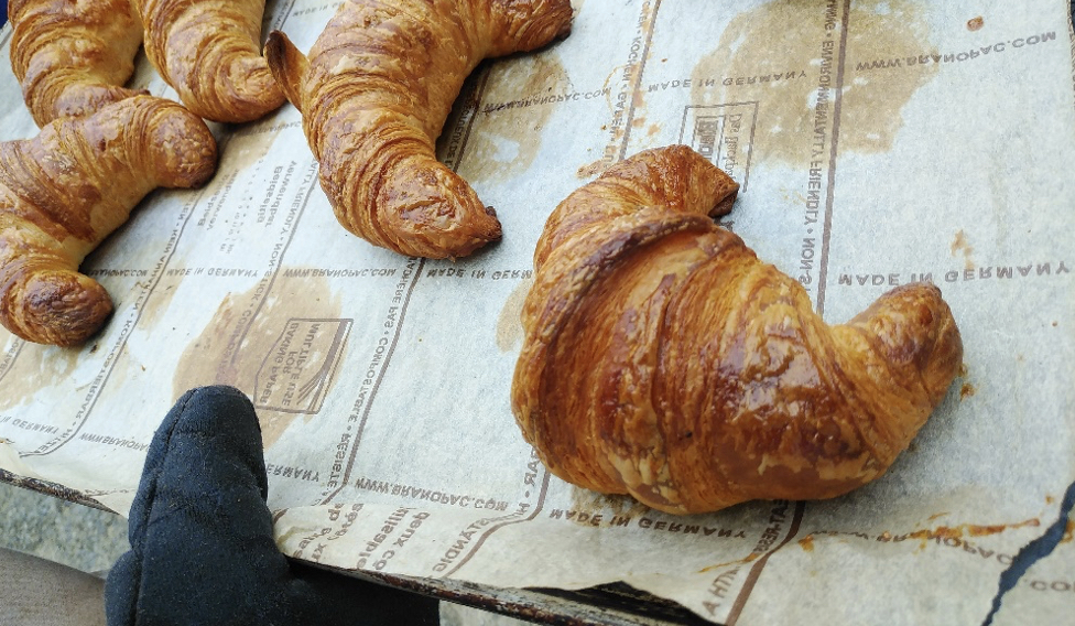 トレーの上に載せられた焼成後のクロワッサン