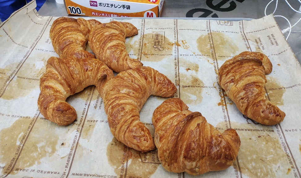 トレーの上に載せられた急速冷凍後のクロワッサン