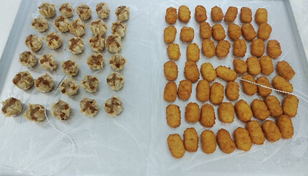 トレーに並べられたしゅうまいとチキンナゲット