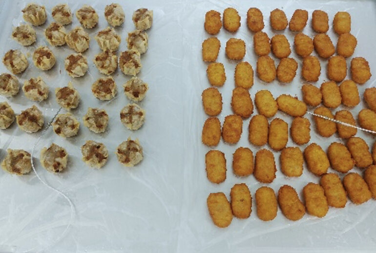 トレーに並べられたしゅうまいとチキンナゲット