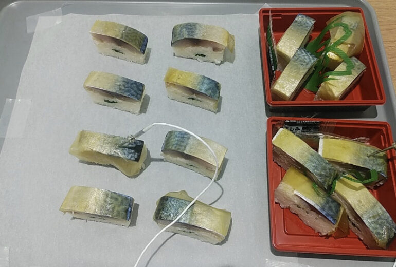 トレーに載せられた鯖寿司