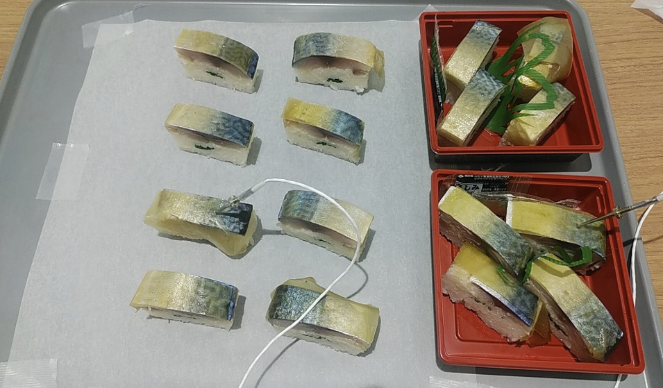 トレーに載せられた鯖寿司
