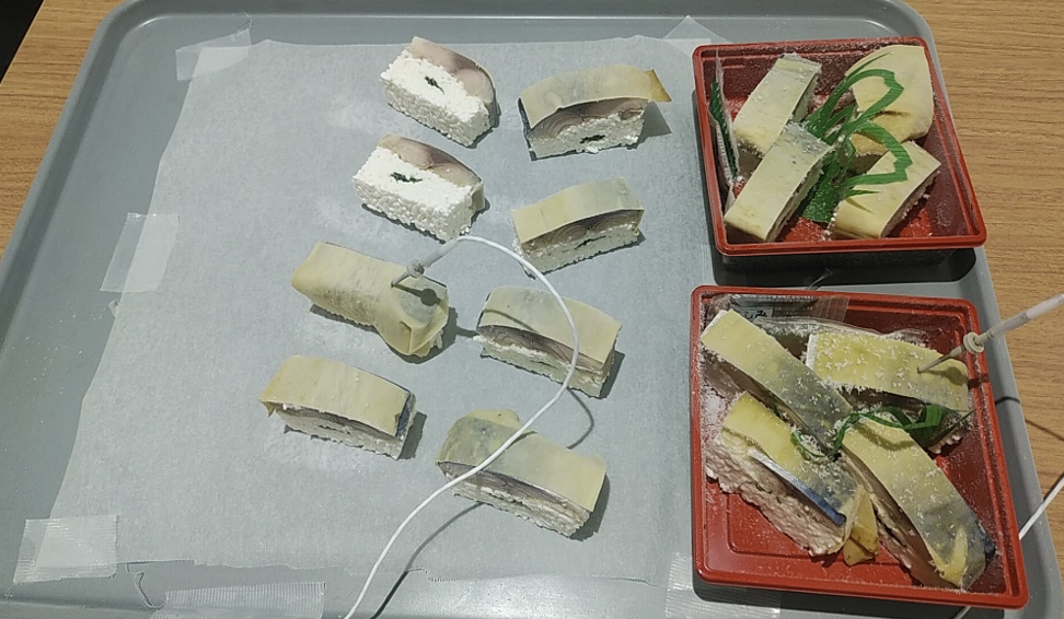 トレーに載せられた急速冷凍後の鯖寿司