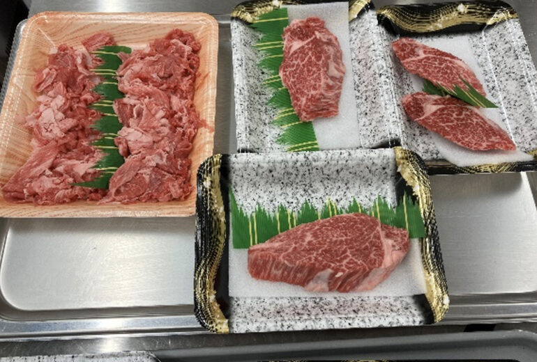 トレーに並べられた様々な規格の牛肉