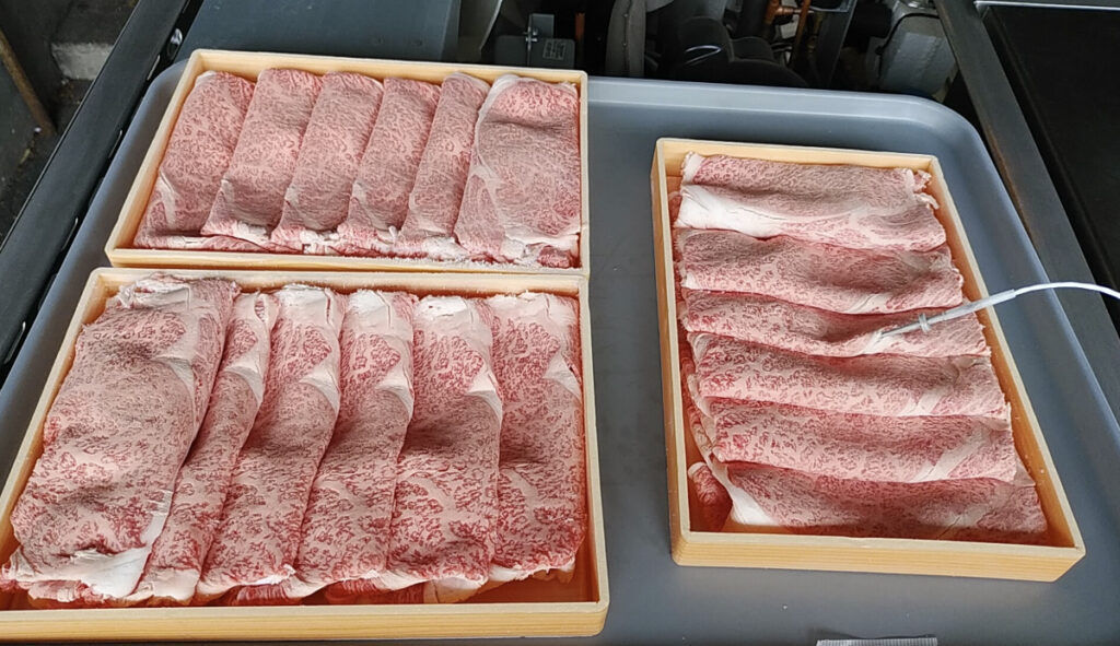 トレーに載せられた綺麗な和牛スライス