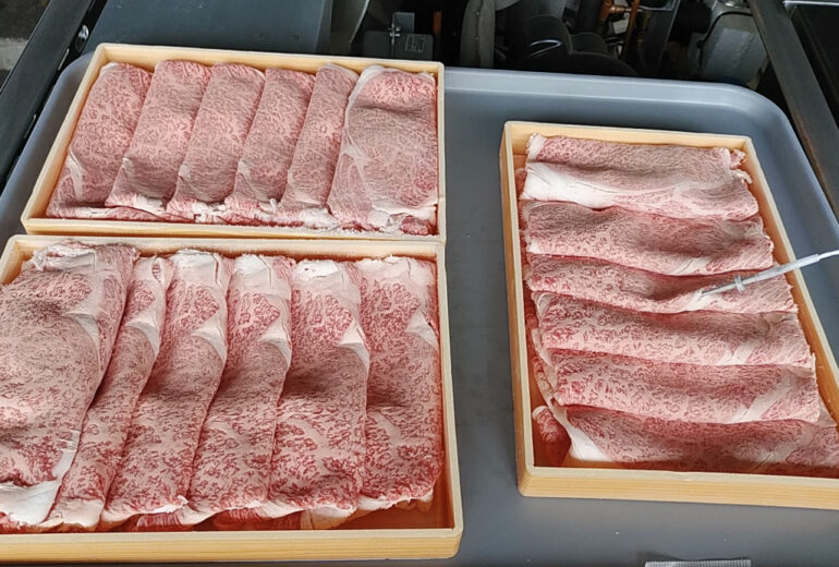 トレーに載せられた綺麗な和牛スライス