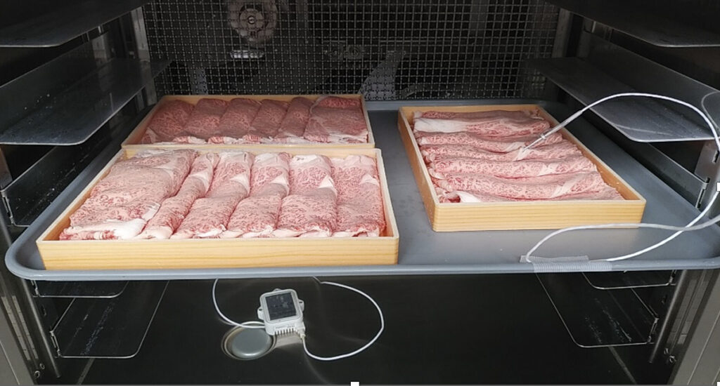 トレーに載せられた綺麗な和牛スライスを急速冷凍加工中
