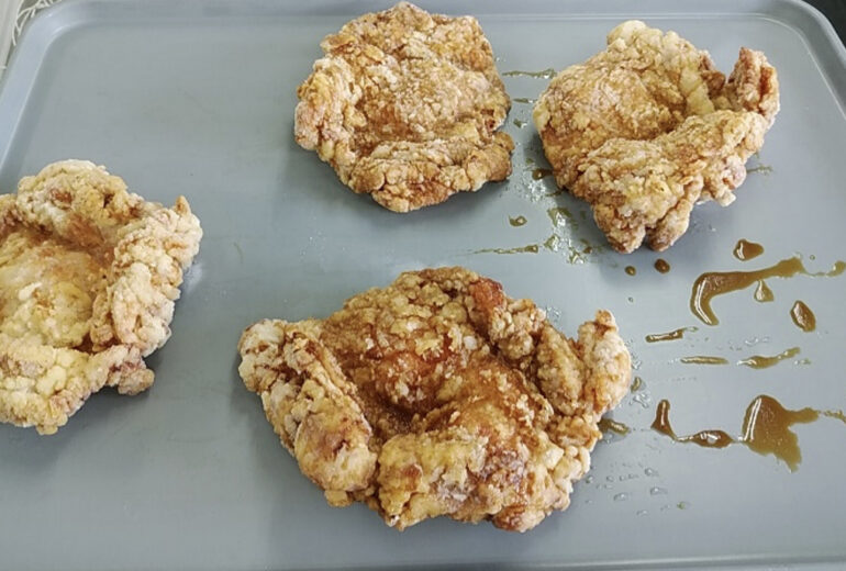 トレーに並べられた揚げたてのチキン南蛮