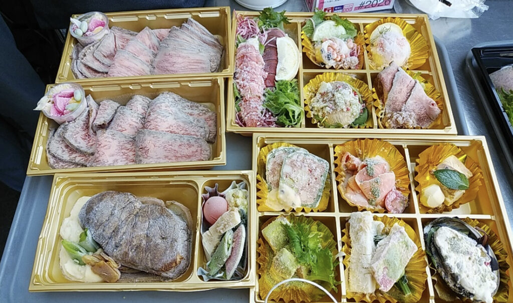 急速冷凍された色々なものが詰められたおせち