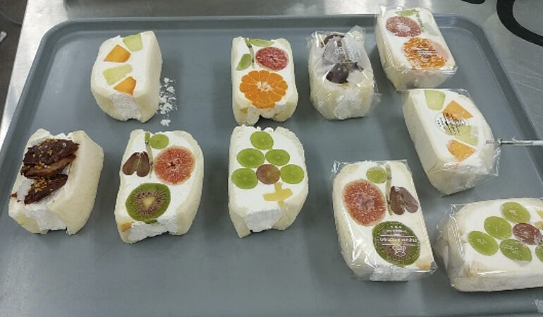 トレイに置かれた様々なフルーツサンド