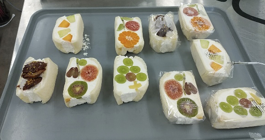 トレイに置かれた様々なフルーツサンド