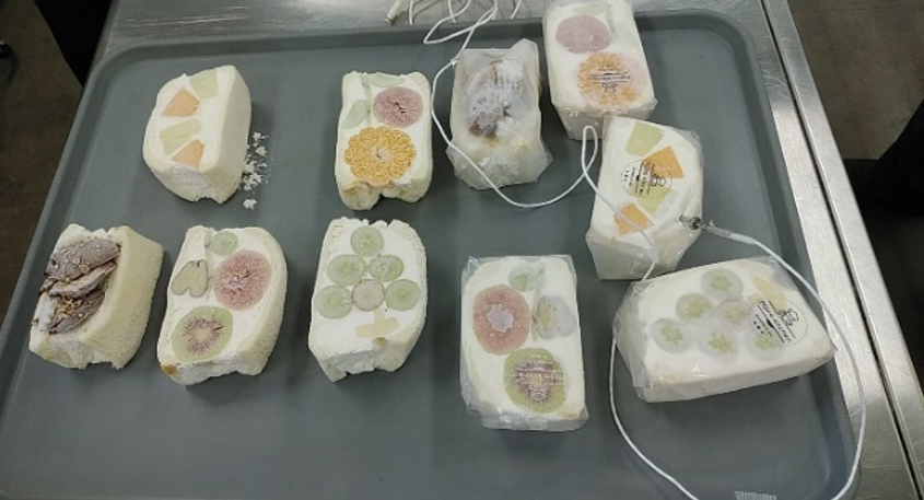 トレイに置かれた急速冷凍された様々なフルーツサンド