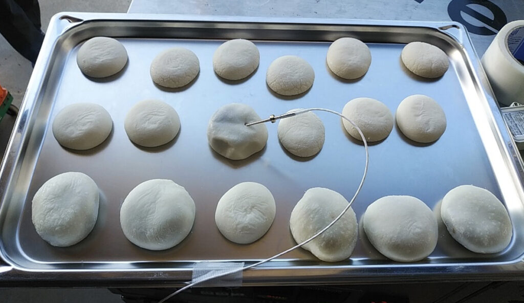 トレーにたくさん置かれた大福