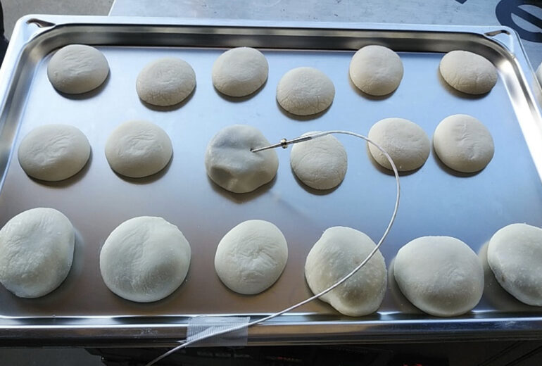 トレーにたくさん置かれた大福