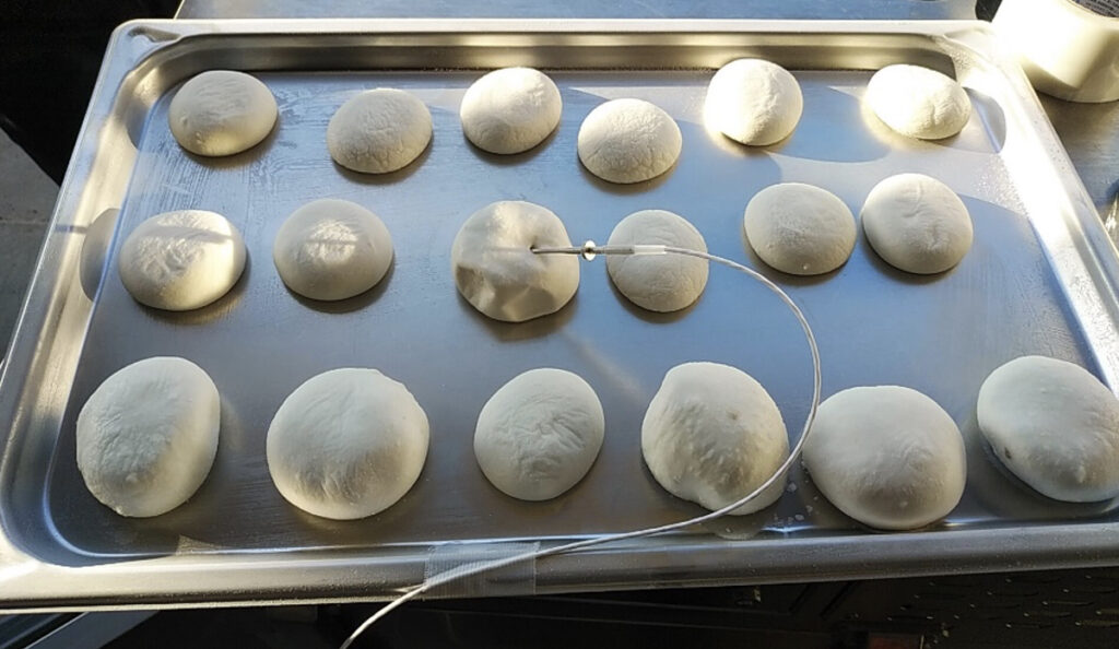 トレーにたくさん置かれた急速冷凍後の大福