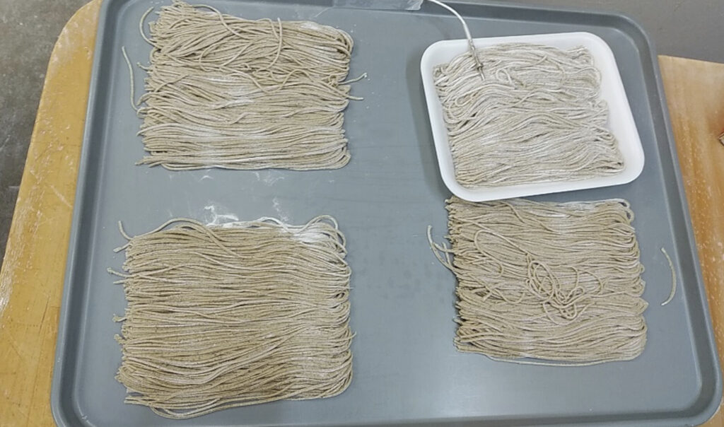 トレーに置かれた生そば