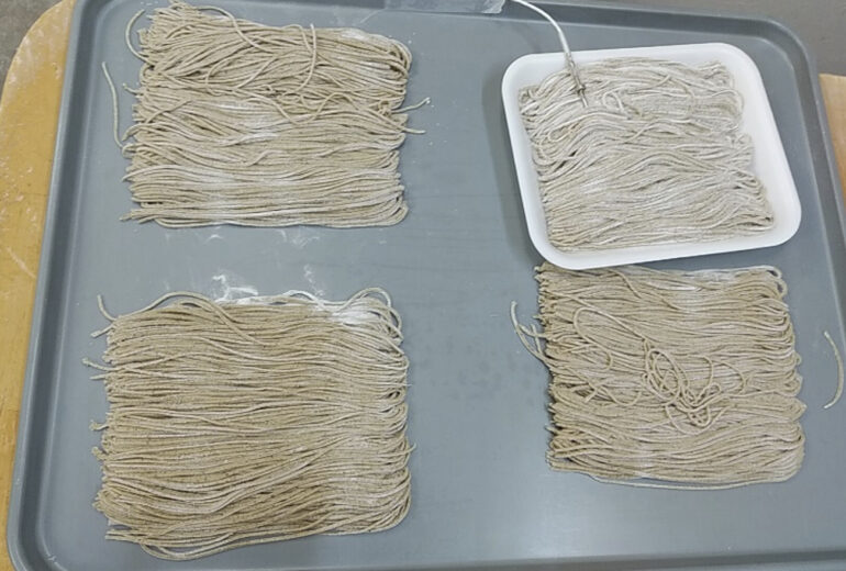 トレーに置かれた生そば