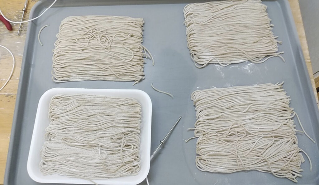 トレーに置かれた急速冷凍された生そば