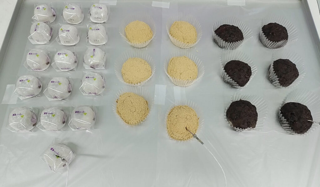 トレーに並べられたたくさんのおはぎ