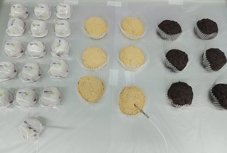 トレーに並べられたたくさんのおはぎ