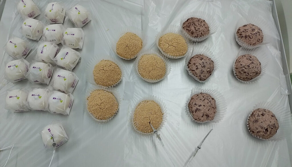 トレーに並べられ急速冷凍されたたたくさんのおはぎ