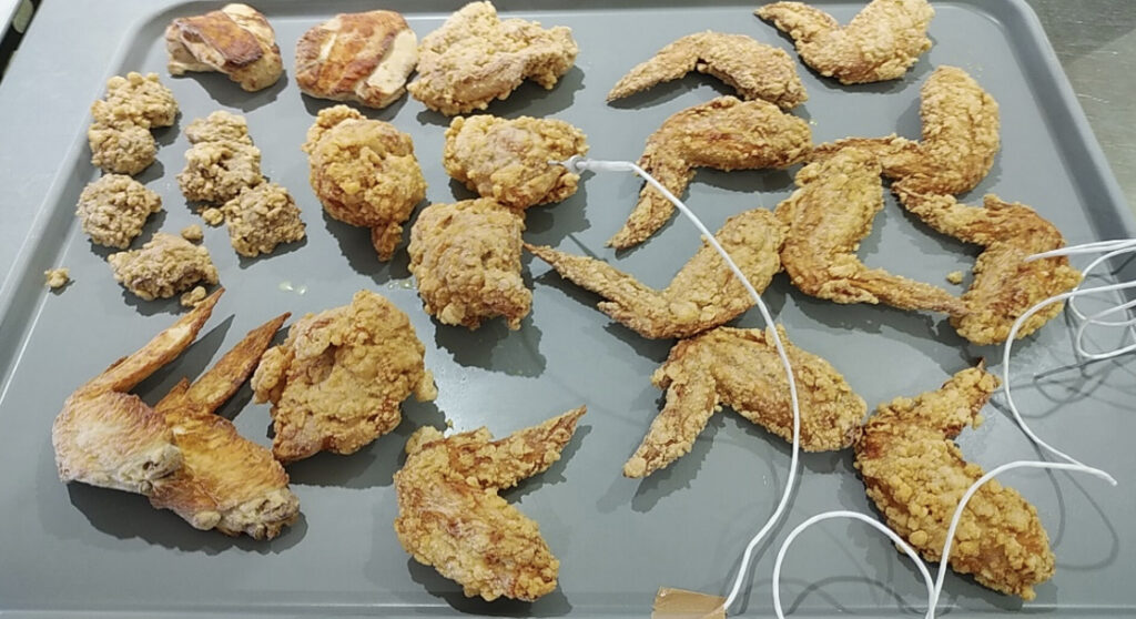 トレーにたくさん置かれた冷凍後の唐揚げ