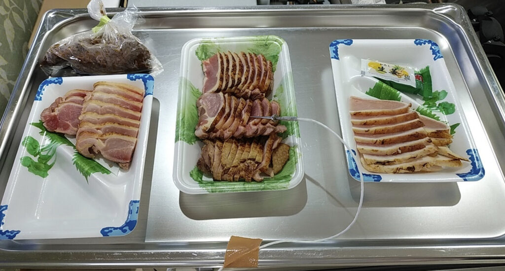 トレーに並べられた鳥刺しパック