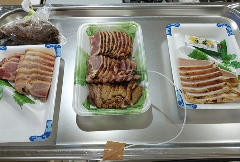 トレーに並べられた鳥刺しパック