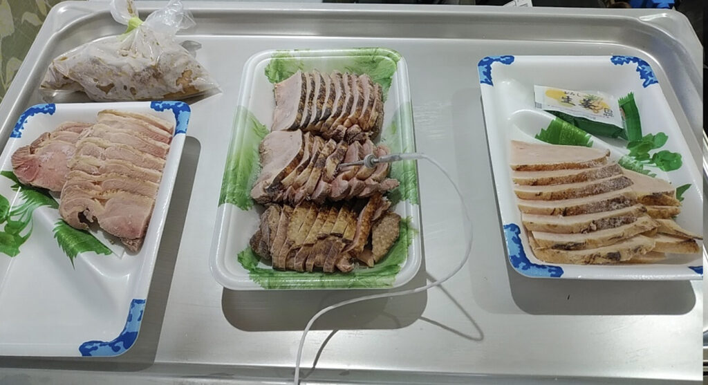 トレーに並べられた急速冷凍された鳥刺しパック