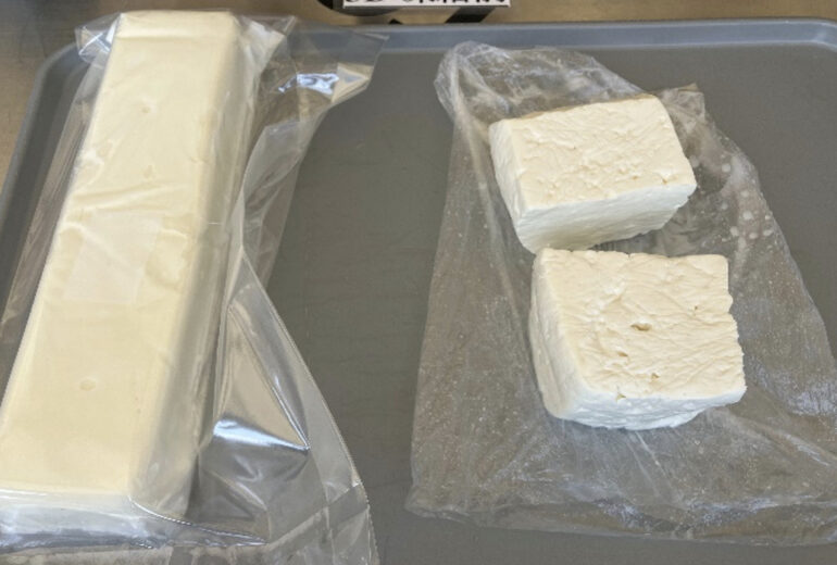 トレーに並べられたチーズ