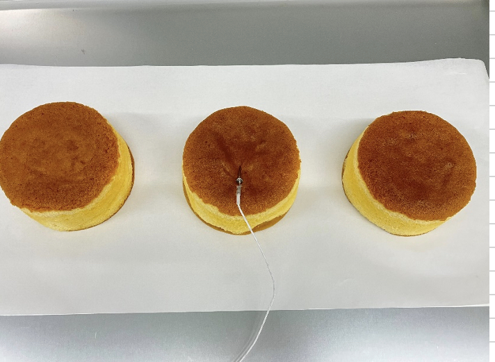 トレーに載せられた3個のジェノワーズ