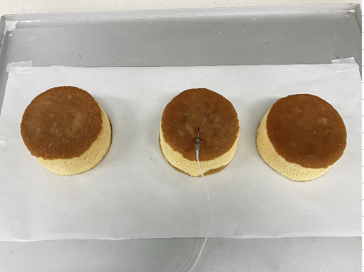 トレーに載せられた急速冷凍後の3個のジェノワーズ