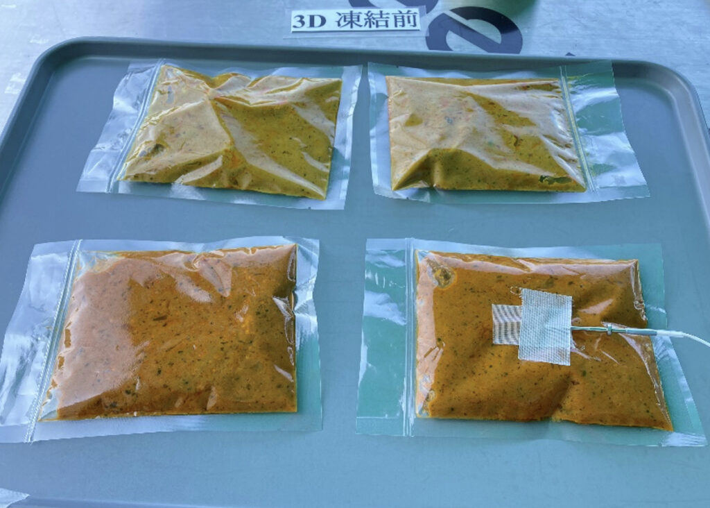 トレーに載せられた４個のカレーパック