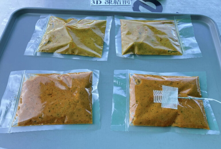 トレーに載せられた４個のカレーパック