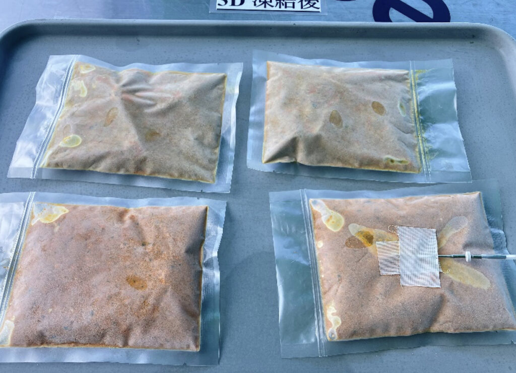 急速冷凍後のトレーに載せられた４個のカレーパック