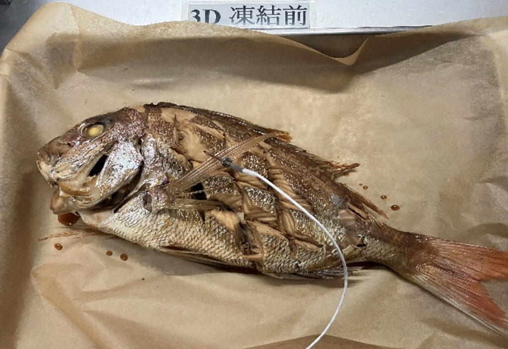 トレーに載せられた鯛の煮付け